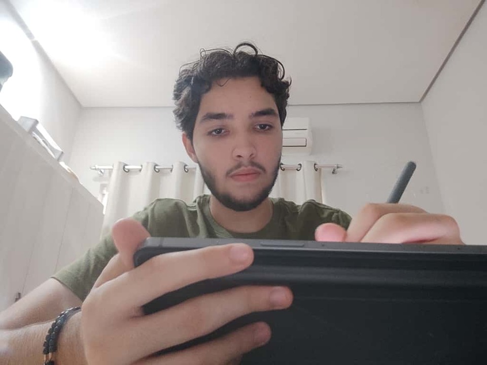 jovem segurança um tablet nas cores verde e preto